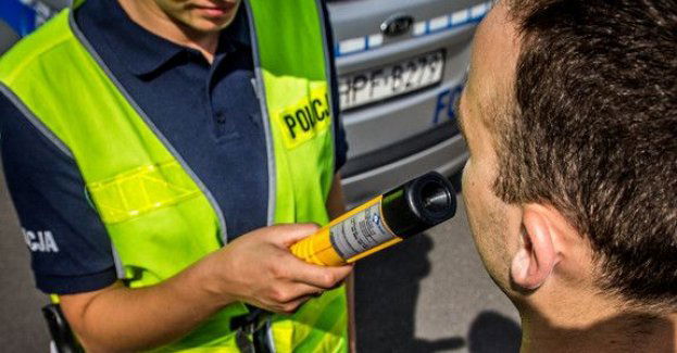 Na oczach policjantów wjechał autem do rowu