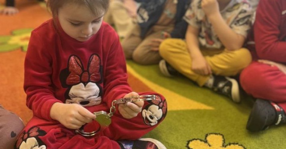 zdjęcie: Policja i pies Kofi uczą przedszkolaków bezpieczeństwa w Polnicy / fot. KPP w Człuchowie Dzielnicowy i przewodnik psa służbowego z wizytą u przedszkolaków w Polnicy (2)