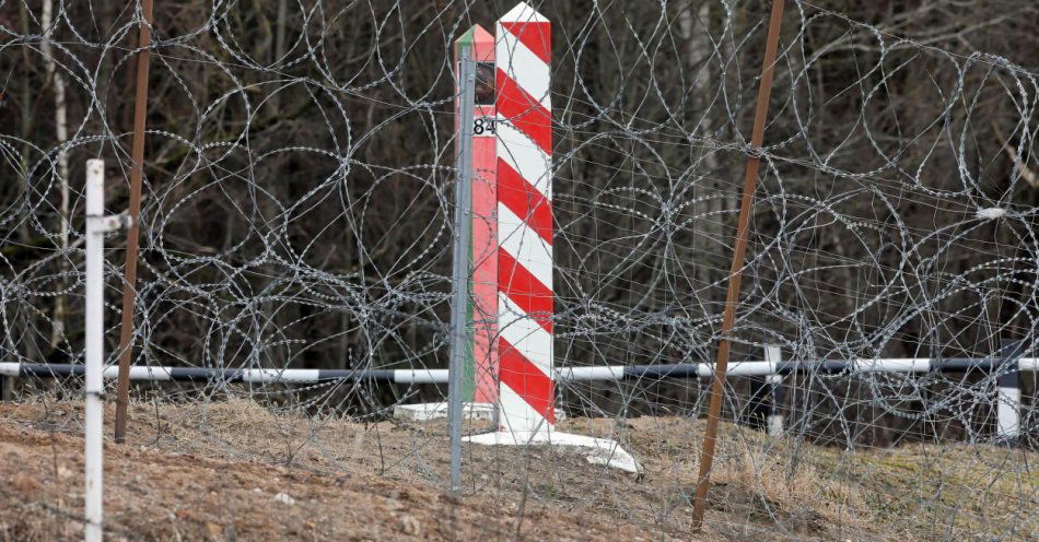 zdjęcie: Alerty z bariery elektronicznej pozwalają na szybkie wysłanie patroli i zatrzymanie nielegalnych migrantów / fot. PAP