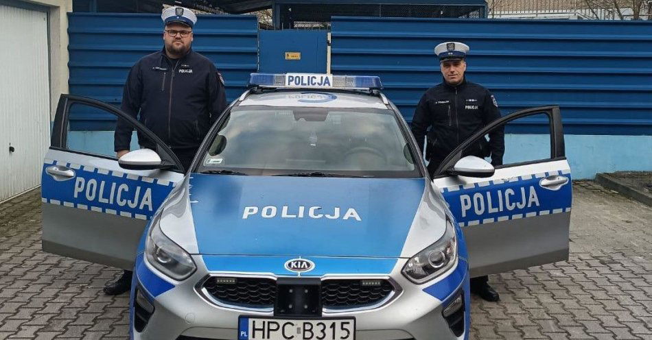 zdjęcie: Policjanci eskortowali do szpitala niemowlę wymagające natychmiastowej pomocy / fot. KPP Brodnica