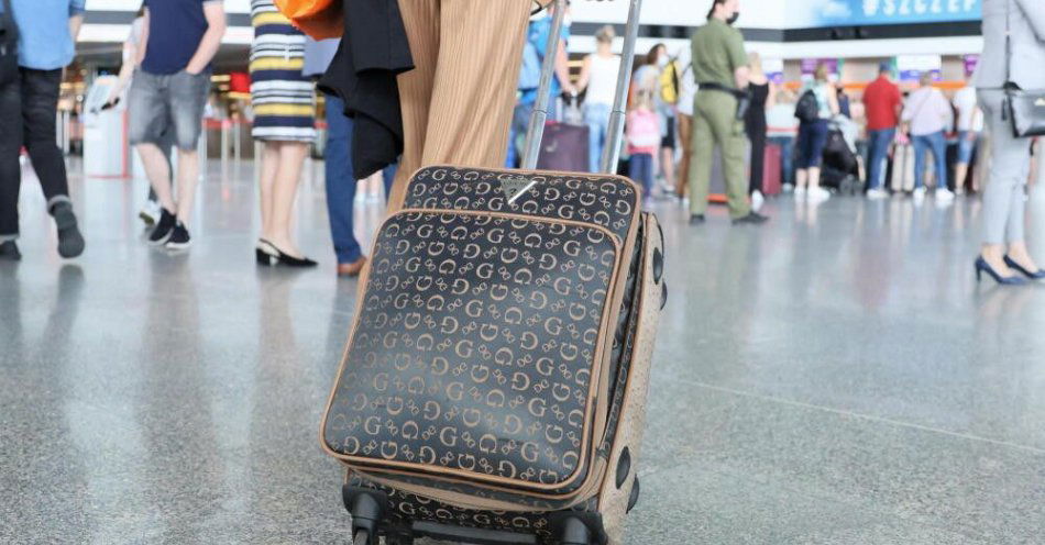 zdjęcie: Touroperatorzy: wojna w Zatoce nie powinna wpłynąć na plany wakacyjne Polaków / Warszawa, 15.06.2021. Pasażerowie na lotnisku im. Fryderyka Chopina w Warszawie, na którym 15 bm. odbyło się spotkanie inaugurujące kampanię informacyjną pod hasłem „Oderwij się! Lataj zdrowo na wakacje”. (ls/doro) PAP/Leszek Szymański