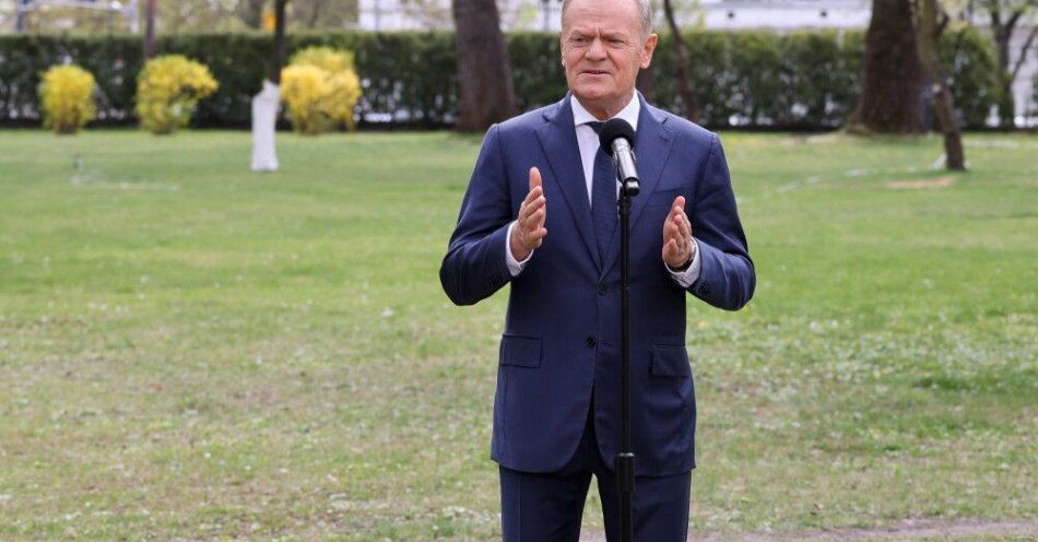 zdjęcie: Tusk: „Rozbój Plus” - to byłaby adekwatna nazwa dla stowarzyszenia Morawieckiego / Warszawa, 17.04.2026. Premier Donald Tusk na konferencji prasowej przed siedzibą KPRM w Warszawie, 17 bm. (ad) PAP/Albert Zawada