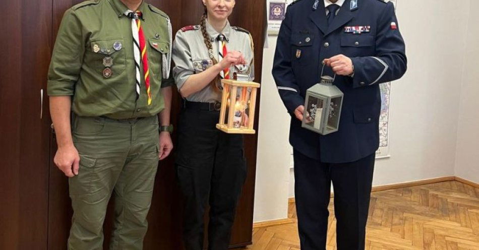 zdjęcie: Betlejemskie Światełko trafiło do sieradzkiej komendy / fot. KPP w Sieradzu