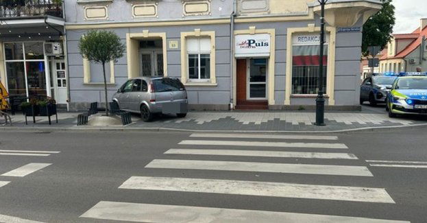 Nietrzeźwy mężczyzna bez uprawnień ukradł samochód byłej partnerki i doprowadził do kolizji