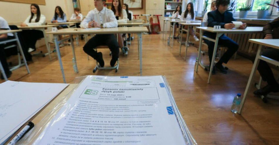 zdjęcie: ósmoklasiści zdobyli na egzaminie średnio 64 proc. punktów z j. polskiego i 50 proc. z matematyki / fot. PAP