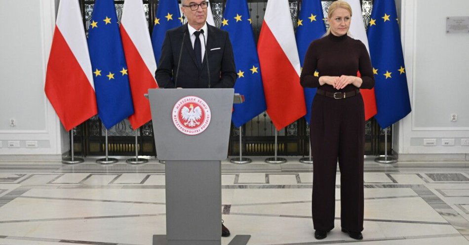 zdjęcie: Czarzasty: wniosek o postawienie Ziobry przed TS jest gotowy; będzie procedowany na początku kwietnia / Warszawa, 25.03.2026. Marszałek Sejmu Włodzimierz Czarzasty (L) podczas konferencji prasowej w Sejmie, 25 bm. przed posiedzeniem izby. Posłowie będą m.in. pracować nad rządowym projektem nowelizacji Kodeksu pracy, który definiuje mobbing jako „uporczywe nękanie pracownika”, które pochodzi m.in. od przełożonego, współpracownika, podwładnego, pojedynczej osoby bądź grupy. (aldg) PAP/Radek Pietruszka