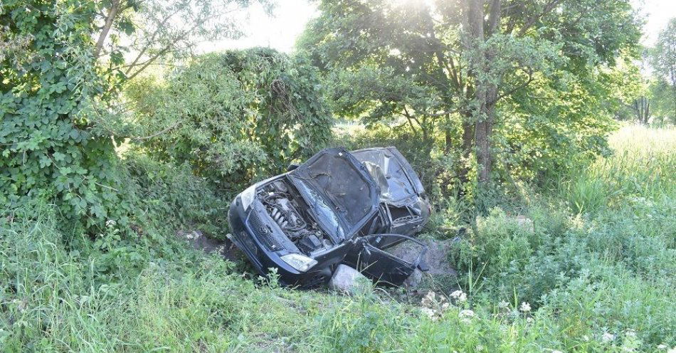 zdjęcie: Stracił panowanie nad toyotą i dachował, był pijany / fot. KPP Grajewo