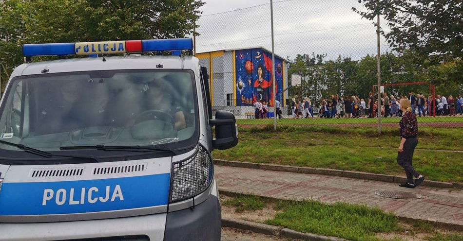zdjęcie: Uczniowie wrócili do szkół – przy placówkach oświatowych zachowajmy ostrożność / fot. KPP w Lipnie