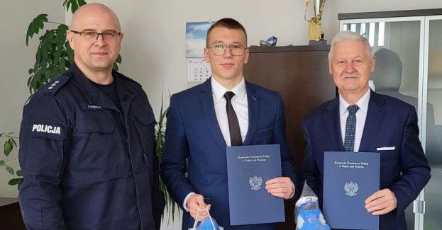 Komendant Powiatowy Policji pogratulował uczniowi sukcesu
