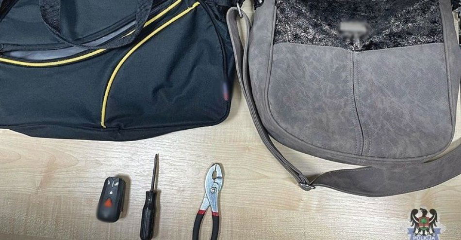 zdjęcie: Odwiedzała damskie szatnie, bo liczyła, że znajdzie tam coś wartościowego. Na szczęście dużo nie ukradła, ale policjanci w jej domu znaleźli także nar / fot. KMP w Wałbrzychu