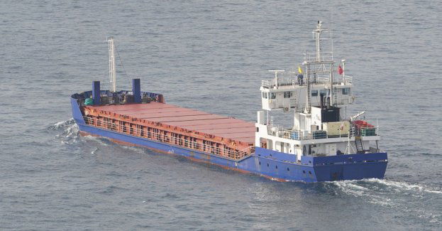 Uszkodzony szwedzki statek stoi na redzie portu