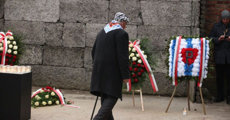 zdjęcie: Ocalali złożyli kwiaty przed Ścianą Straceń w rocznicę wyzwolenia Auschwitz / Oświęcim, 27.01.2026. Prezes Polskiego Związku Byłych Więźniów Politycznych Hitlerowskich Więzień i Obozów Koncentracyjnych, były więzień Auschwitz Stanisław Zalewski podczas uroczystości złożenia kwiatów z udz. byłych więźniów obozu przed Ścianą Śmierci na terenie byłego obozu Auschwitz w Oświęcimiu w Międzynarodowym Dniu Pamięci o Ofiarach Holokaustu, 27 bm. Tego dnia 81 lat temu Armia Czerwona wyzwoliła obóz Auschwitz. (jm) PAP/Jarek Praszkiewicz