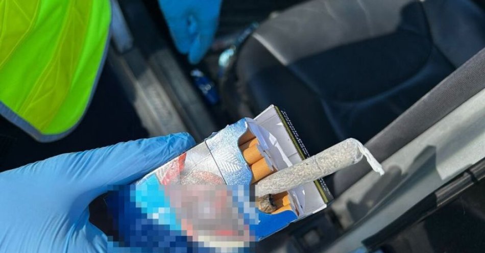 zdjęcie: Zatrzymany za jazdę z marihuaną w Mercedesie / fot. KPP w Lubinie