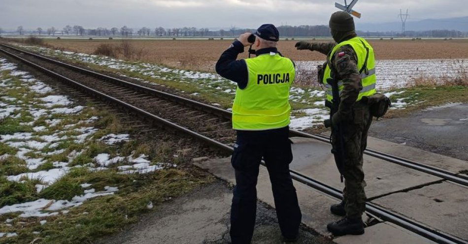 zdjęcie: Patrole policji i WOT chronią tory w Dzierżoniowie / fot. KPP w Dzierżonowie