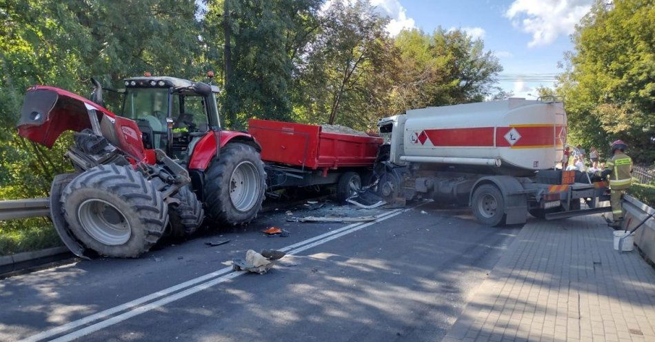 zdjęcie: Zderzenie cysterny z ciągnikiem rolniczym / fot. KPP Mogilno