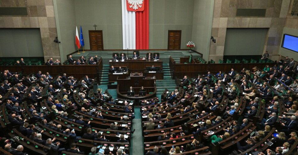 zdjęcie: Sejm: wszystkie kluby, poza PiS, za projektem obszernej reformy procedury karnej / Warszawa, 21.01.2026. Posłowie na sali plenarnej Sejmu, 21 bm. Posłowie zajmują się pierwszym czytaniem rządowego projektu ustawy o zmianie ustawy o Krajowej Radzie Sądownictwa oraz ustawy – Kodeks wyborczy. (aldg) PAP/Marcin Obara