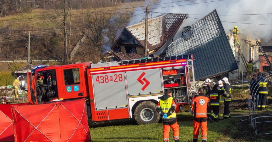 zdjęcie: Strażacy wyjęli spod gruzów domu w Ustroniu żywą kobietę / fot. PAP