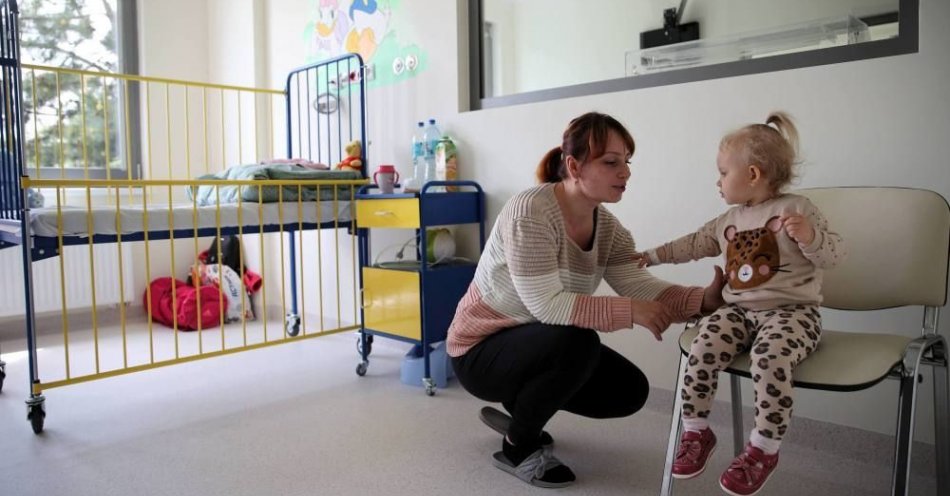 zdjęcie: W wielu miastach oddziały pediatryczne są obłożone. Powodem kumulacja zachorowań na COVID-19, grypę i RSV / fot. PAP