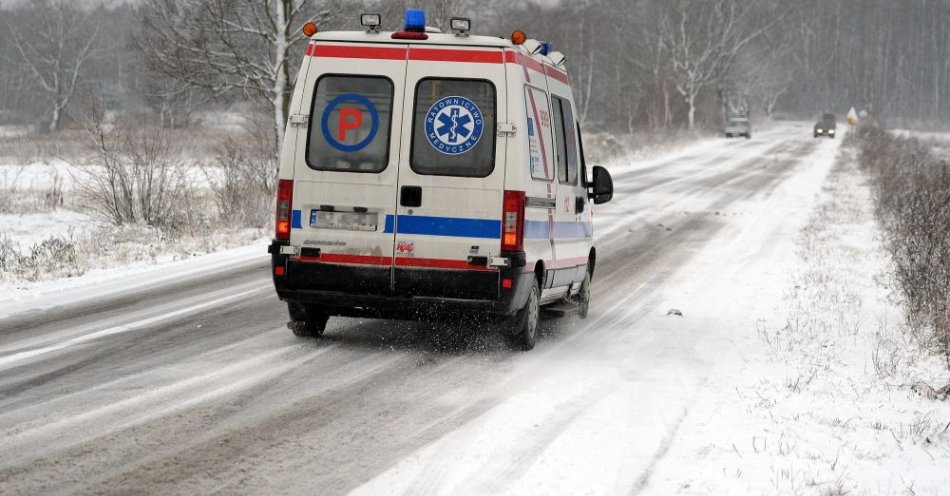 zdjęcie: Trudne warunki na drogach; autobus z pracownikami uderzył w dom / fot. PAP