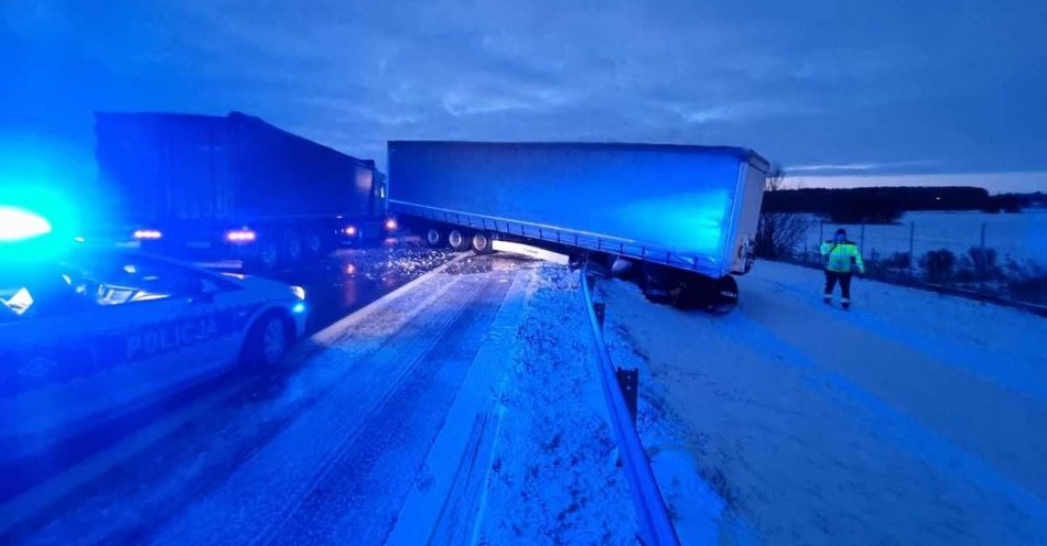 zdjęcie: Wpadł w poślizg i spowodował kolizję na drodze ekspresowej S7 / fot. KPP w Nidzicy