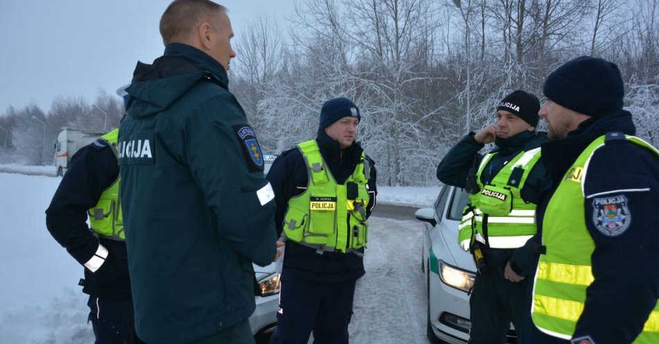 zdjęcie: Policyjny polsko-litewski patrol drogowy / fot. KMP Suwałki