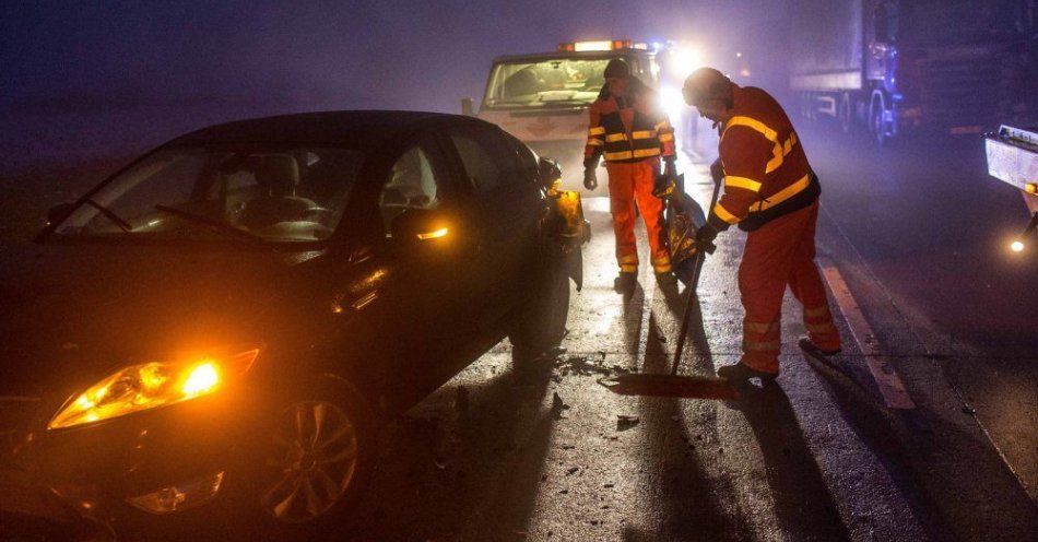 zdjęcie: Mżawka, przelotne opady deszczu i mgły utrudniają jazdę kierowcom / fot. PAP