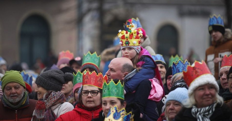 zdjęcie: Królewskie orszaki z trzech stron miasta przeszły ulicami na Rynek Główny / fot. PAP