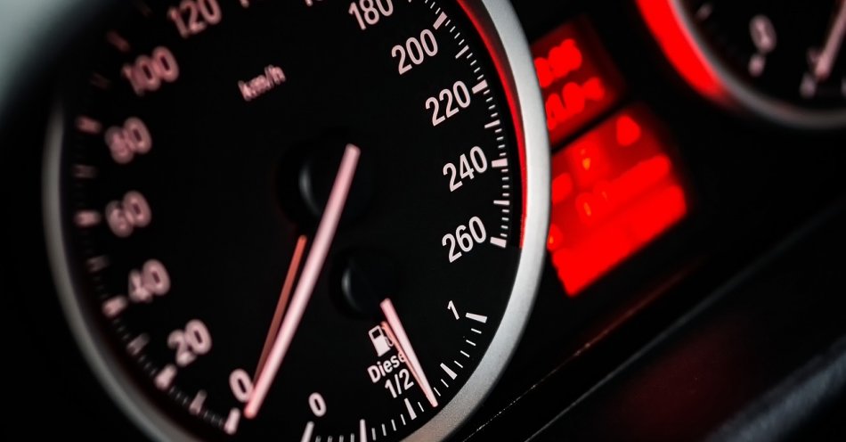 zdjęcie: 108km/h w terenie zabudowanym to stanowczo za dużo / pixabay/1249610