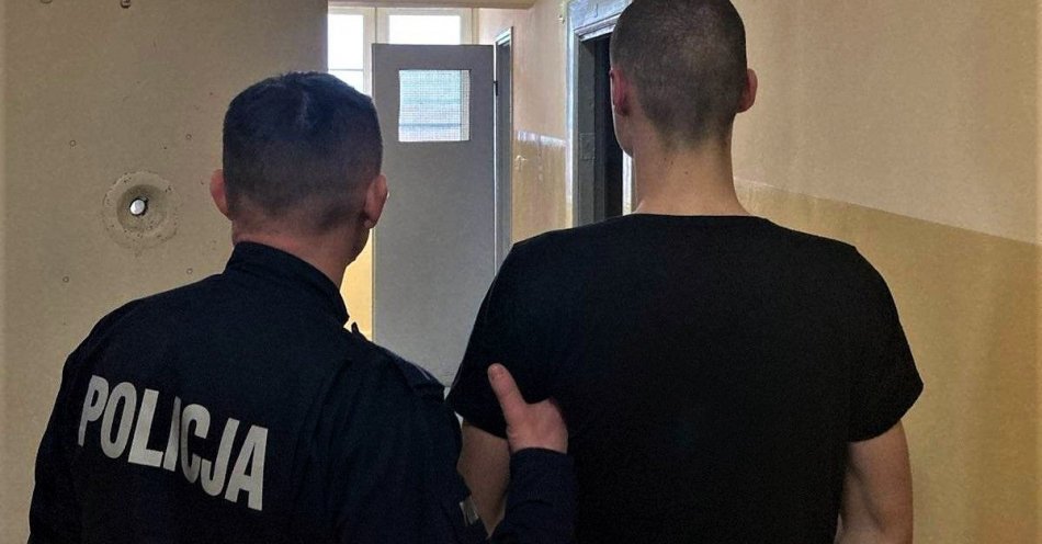 zdjęcie: 18latek kierował pod działaniem thc. policjanci znaleźli przy nim narkotyki. / fot. KPP w Kościerzynie