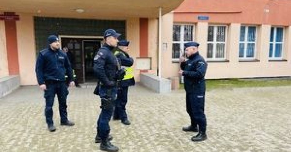 zdjęcie: Niewybuch na terenie szkoły, ewakuacja- ćwiczenia sztabowe z udziałem stargardzkich policjantów / fot. KPP w Stargardzie