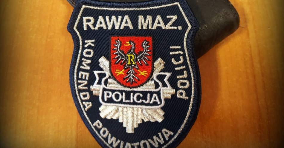 zdjęcie: 16-latek oddał policjantom znaleziony portfel / fot. KPP w Rawie Mazowieckiej