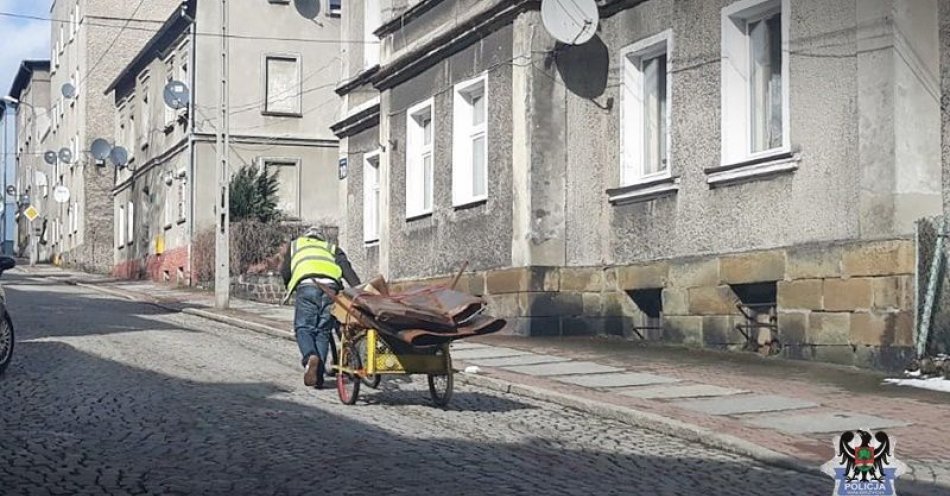 zdjęcie: Zniszczył drzwi do budynku po byłej szkole. Wpadł praktycznie na gorącym uczynku przestępstwa / fot. KMP w Wałbrzychu