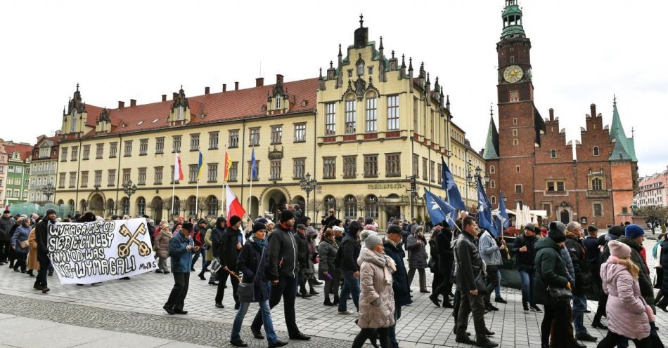 zdjęcie: Tysiące wrocławian uczestniczyło w marszu upamiętniającym Jana Pawła II / fot. PAP