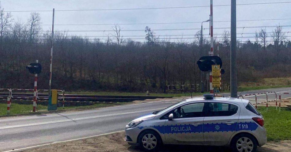 zdjęcie: Wjechał na przejazd kiedy zamykały się rogatki. Został ukarany wysokim mandatem / fot. KPP w Iławie