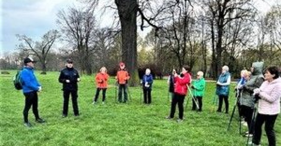 zdjęcie: Aktywny senior-spotkanie w legnickim parku / fot. KMP w Legnicy