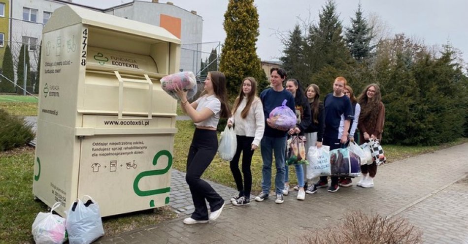 zdjęcie: Polscy uczniowie zebrali niemal 40 ton ubrań w słusznej sprawie / fot. nadesłane