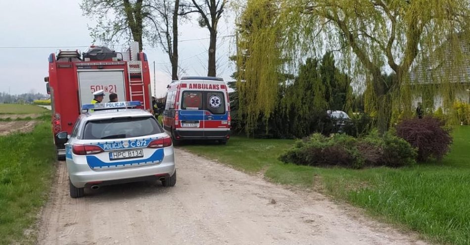 zdjęcie: Pijany kierowca rozbił auto na drzewie / fot. KPP w Radziejowie