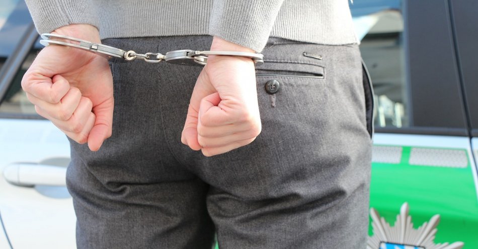 zdjęcie: Policjanci zatrzymali dwóch mężczyzn ukrywających się przed karą więzienia / pixabay/2122376