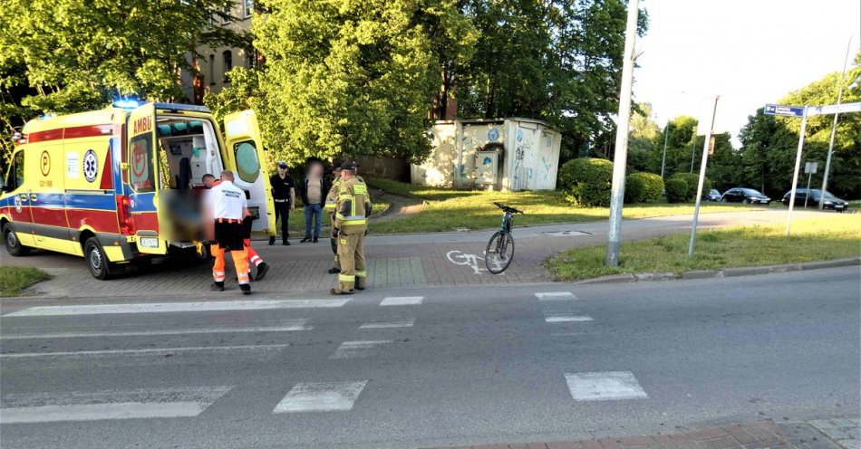 zdjęcie: Policjanci wyjaśniają okoliczności wypadku drogowego z działem rowerzysty. / fot. KPP w Kościerzynie