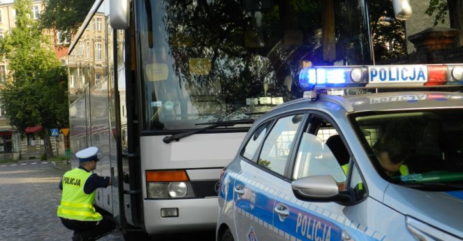 zdjęcie: Sprawdź autobus przed wycieczką / fot. KPP w Nidzicy