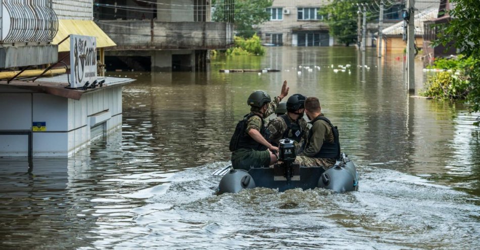 zdjęcie: W ewakuacji pomagają wolontariusze z całego kraju / fot. PAP