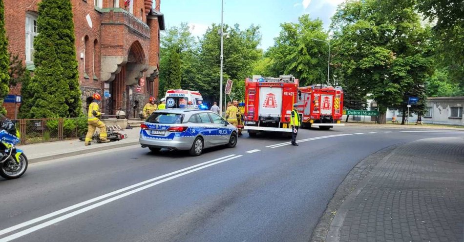 zdjęcie: Braniewscy policjanci ustalają przyczyny wypadku motorowerzysty / fot. KPP w Braniewie