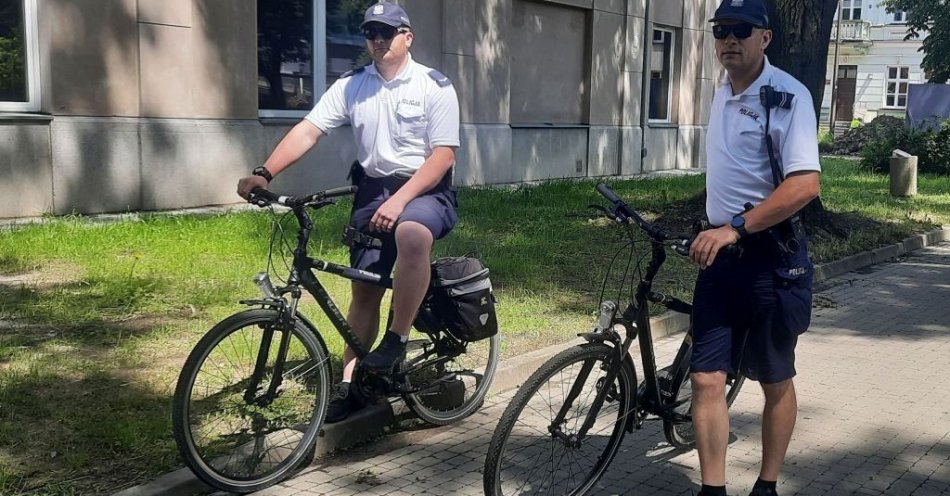 zdjęcie: Ostrowieccy policjanci pełnią służbę na rowerach / fot. KPP Ostrowiec Świętokrzyski