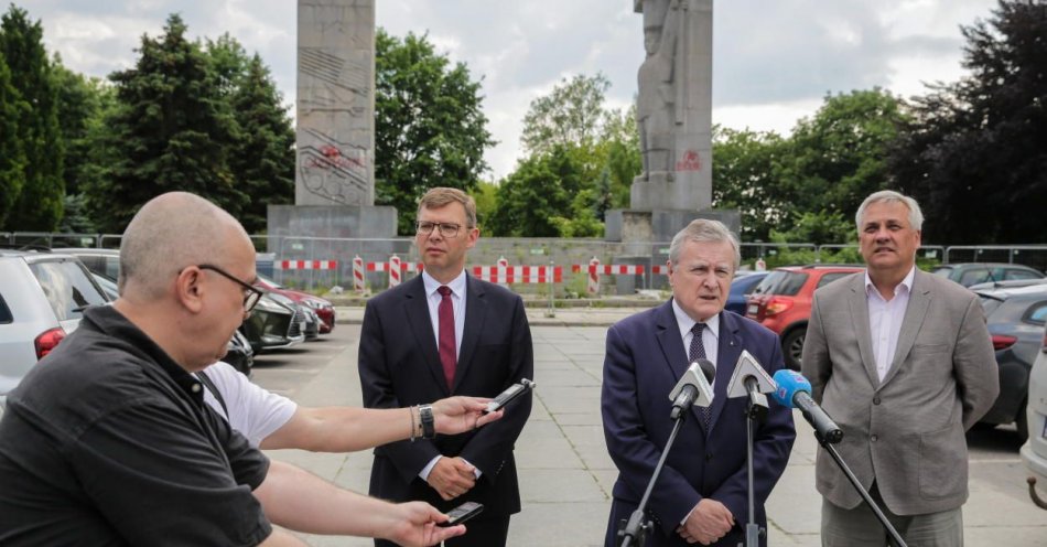 zdjęcie: Oczekujemy jasnych decyzji prezydenta Olsztyna odnośnie usunięcia komunistycznego pomnika / fot. PAP