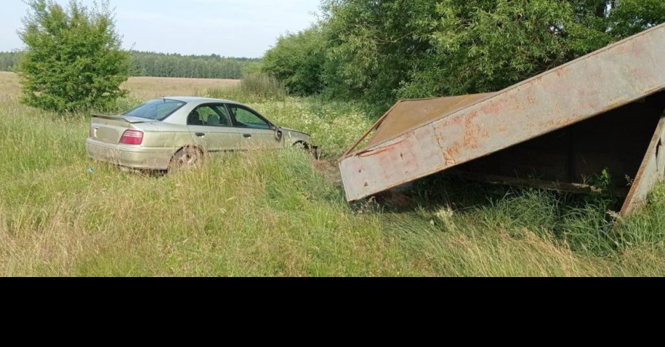 zdjęcie: Wjechał w ogrodzenie i wiatę / fot. KPP Włodawa