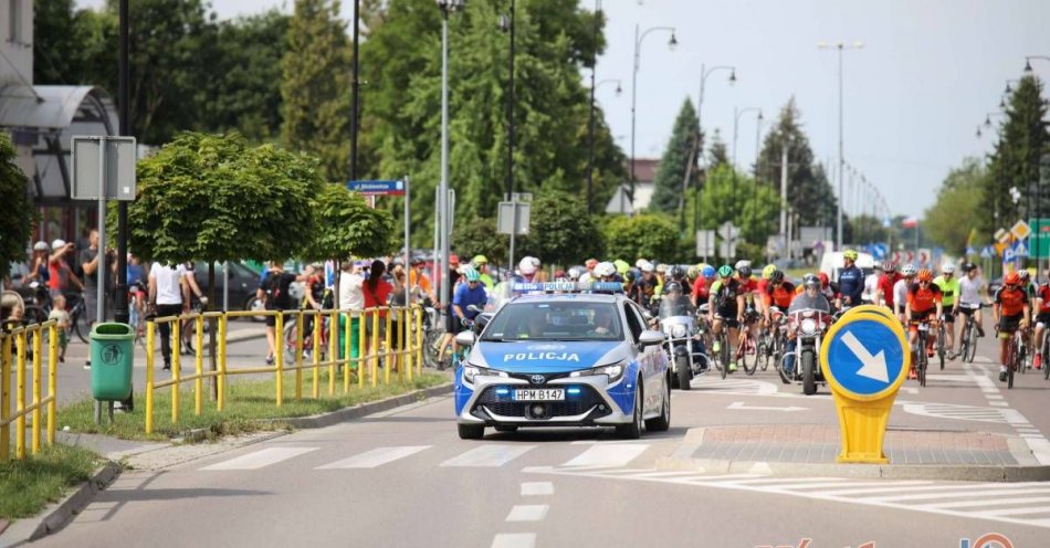 zdjęcie: Grójecki policjant na podium VII Wysokomazowieckiego 24-godzinnego Maratonu Rowerowego / fot. KPP w Grójcu