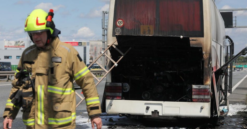 zdjęcie: Na trasie S8 zapalił się autobus wiozący dzieci / fot. PAP