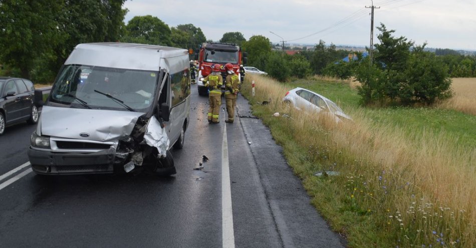 zdjęcie: Wypadek z udziałem osobówki i busa / fot. KPP w Wieluniu