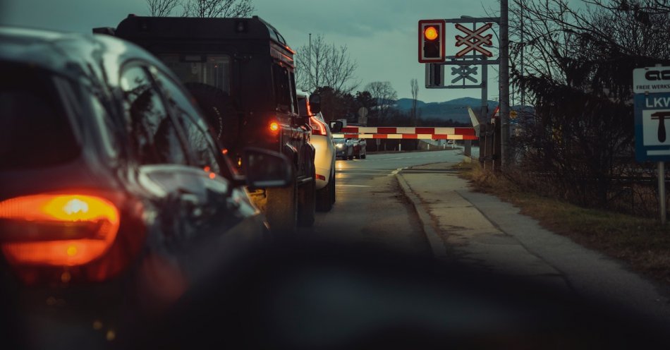 zdjęcie: Zachowaj szczególną ostrożność na przejazdach kolejowych / pexels/11128710