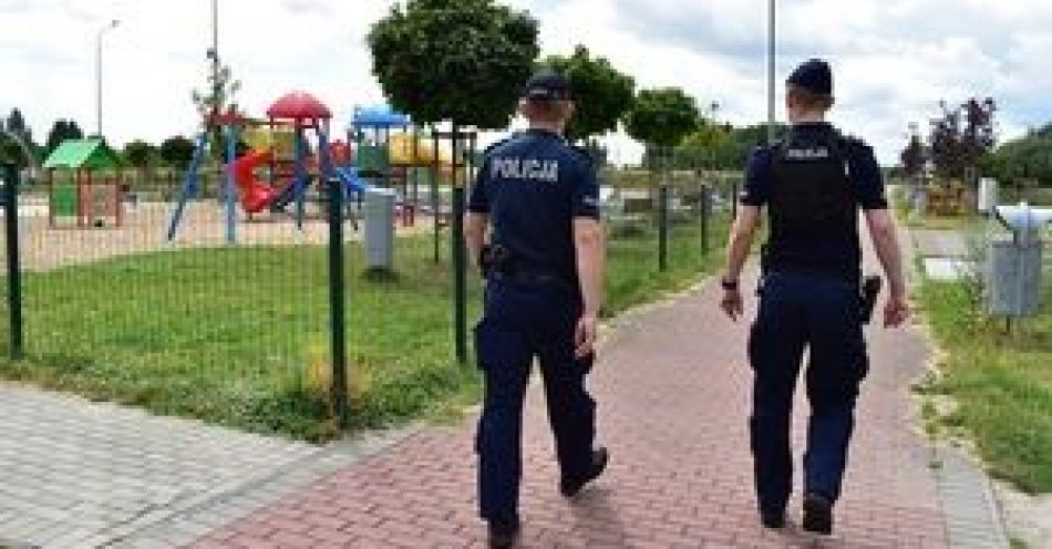 zdjęcie: Policjanci w patrolach pieszych kontrolują rejony parków, placów zabaw oraz osiedli / fot. KPP w Stargardzie